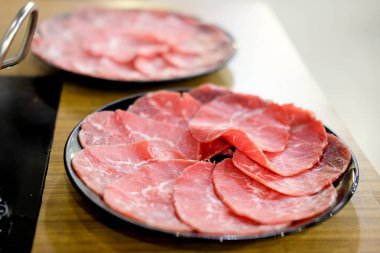 Sığır eti güveç Japon Shabu Shabu olmak kullanmak için ince parçalar halinde dilimlenmiş