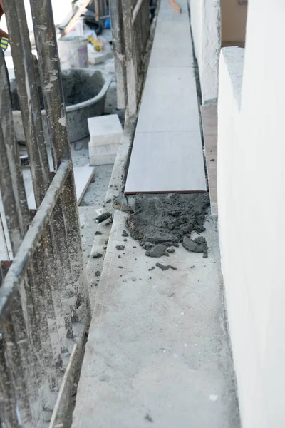 Instalasi Ubin Lantai Perbaikan Rumah Renovasi — Stok Foto