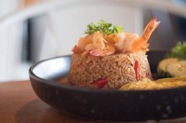 Chili Yapıştır karides ile tepesinde kızarmış pilav