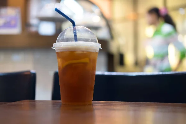 Espresso mit Eis und Orangensaft im Plastikglas — Stockfoto