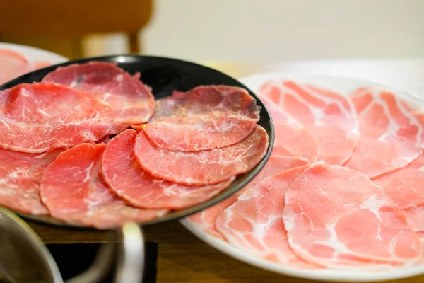 Rohes rotes Rindfleisch und rohe Schweinescheibe für Shabu und Sukiyaki Japaner — Stockfoto