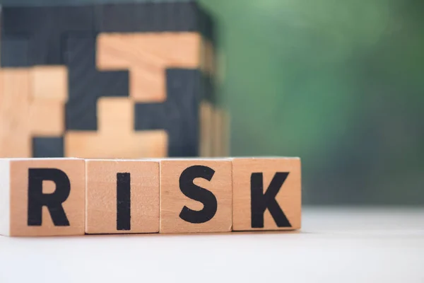 De houten blok kubus met alfabet gebouw het woord risico. — Stockfoto