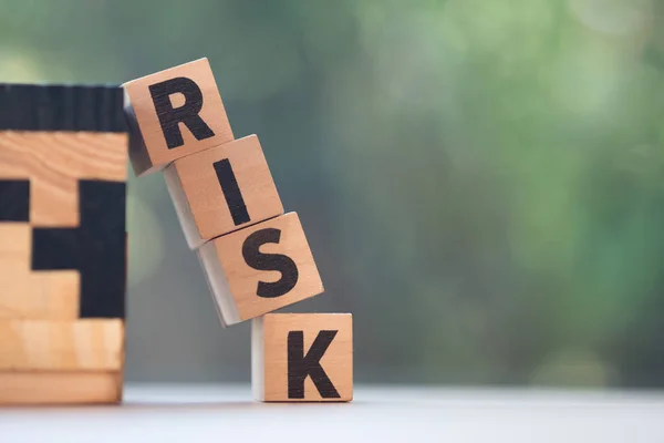 Holzwürfel mit Alphabet, der das Wort Risiko bildet. — Stockfoto