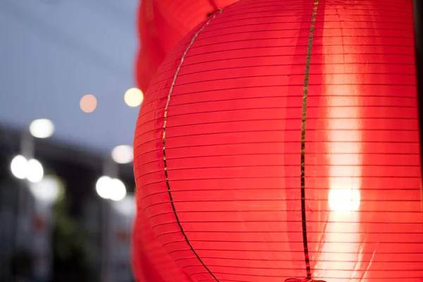 Lanternas chinesas vermelhas iluminadas à noite para o novo ye chinês — Fotografia de Stock