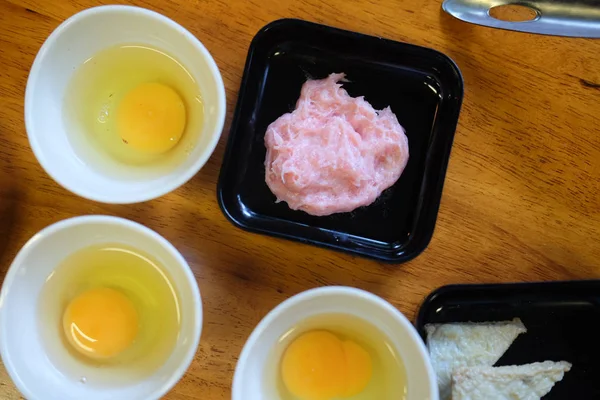 Porco picado e ovos frescos para sukiyaki — Fotografia de Stock