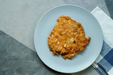 Mavi seramik tabak gevrek Tay omlet domuz