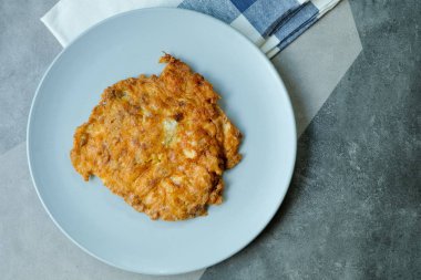 Mavi seramik tabak gevrek Tay omlet domuz