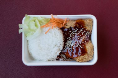 Fried chicken kutusunda tatlı sos ile