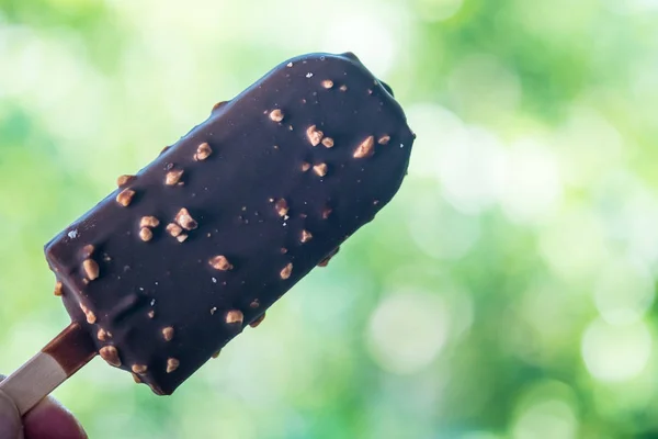 Helado en chocolate con nueces en palo — Foto de Stock