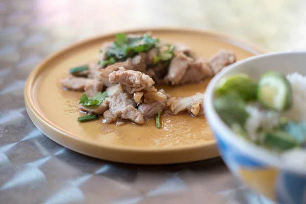 Daging babi goreng dengan bawang putih — Stok Foto