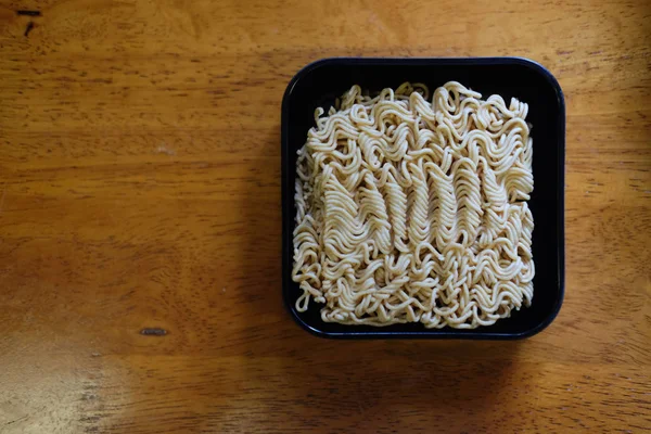 黒皿にインスタント麺 — ストック写真