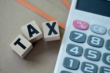 Küçük ahşap damga alfabesi ile birleştirmek vergi ve calcul