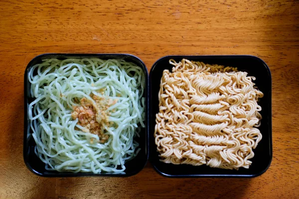 揚げニンニクと黒皿に麺玉麺 — ストック写真
