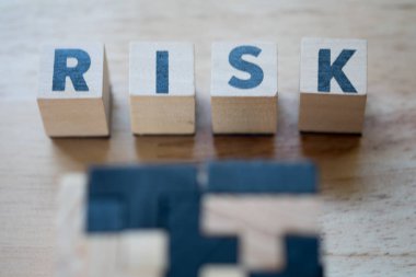 Ahşap blok kelime Risk bina alfabesi ile küp. Risk eşek