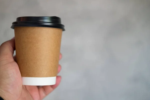 Männer reichen eine Pappbecher Kaffee zum Mitnehmen — Stockfoto