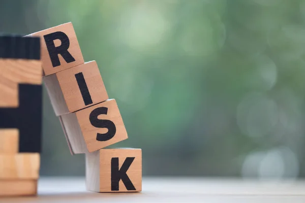 Holzwürfel mit Alphabet, der das Wort Risiko bildet. Risiko Esel — Stockfoto