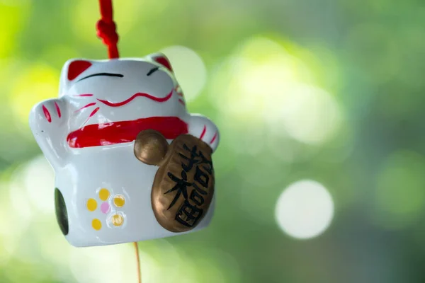 Maneki Neko é japonês gato sorte boneca pendurado — Fotografia de Stock