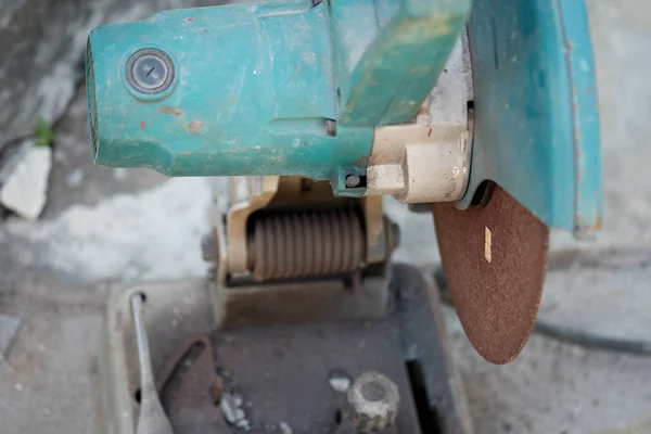 Trabajador está utilizando la máquina de acero de corte eléctrico — Foto de Stock