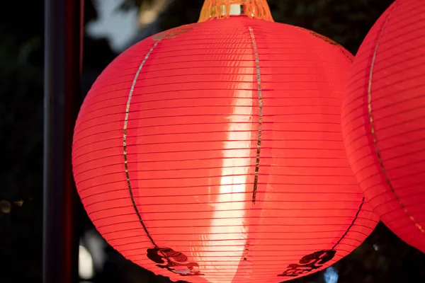 Красные китайские фонари освещены ночью для китайского нового я — стоковое фото