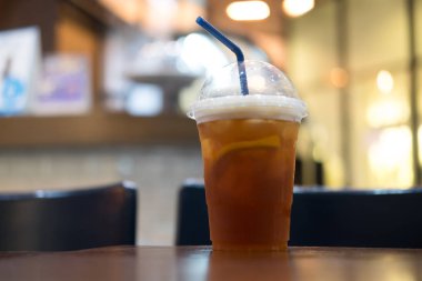 Plastik cam buz ve portakal suyu ile espresso