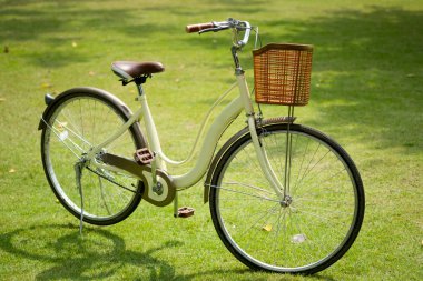 Yeşil çimenlerin üzerinde bisiklet standı 