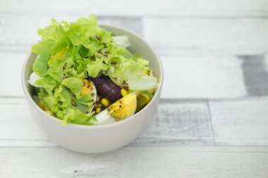 Yam ve salata sosu ile haşlanmış yumurta taze marul salatası.