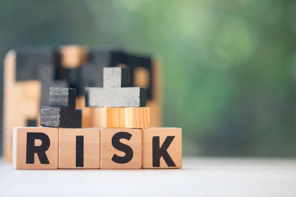 Holzpuzzle setzt auf "Risiko" -Wort. — Stockfoto