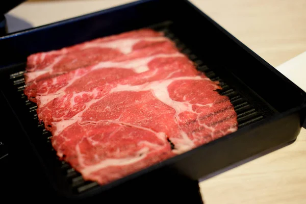 Carne de vacuno en rodajas cruda recién preparada — Foto de Stock