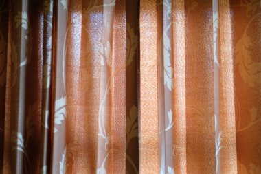 Güzel perdeler desenleri ile kahverengi