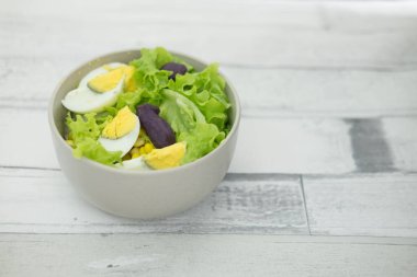 Marul salatası yam ve haşlanmış yumurta