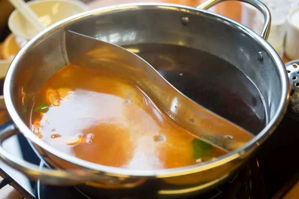 Doppio sapore in una pentola di ferro (zuppa Tom yum nera e piccante ) — Foto Stock