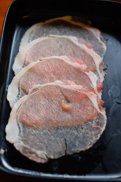 Geschnittenes Schweinefleisch auf schwarzem Teller für Sukiyaki (Hot Pot)) — Stockfoto