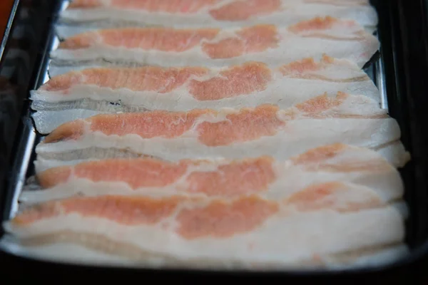 Carne de porco fatiada servir na placa preta para Sukiyaki (panela quente ) — Fotografia de Stock