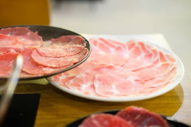 Çiğ kırmızı et ve çiğ domuz eti dilim Shabu ve Sukiyaki Japon 