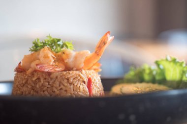 Chili Yapıştır karides ile tepesinde kızarmış pilav