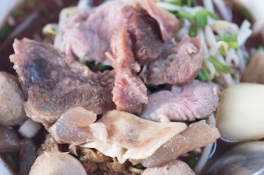 Tay noodle buğulanmış iç organlar sığır eti ile