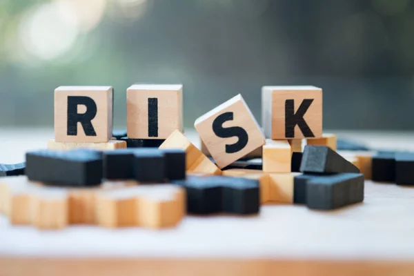 Kocka fa blokk betűs épület a szó kockázata. Kockázat szamár — Stock Fotó