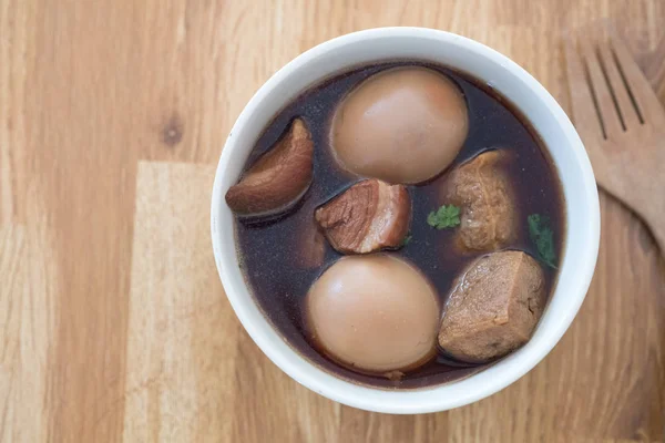 Cocina tailandesa huevos hervidos con muslo de pollo en salsa dulce —  Fotos de Stock