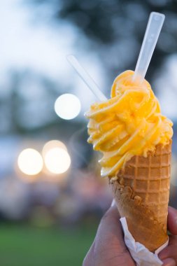 Portakal Dondurma külahı tutan el