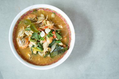 Tom Yum Goong veya baharatlı Tom yum çorba ile karides karidesler 