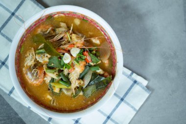 Tom Yum Goong veya baharatlı Tom yum çorba ile karides karidesler 