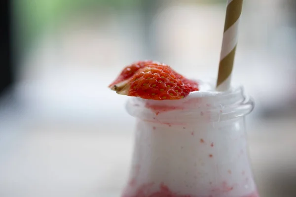 奶昔玻璃瓶上的选择性聚焦草莓 — 图库照片