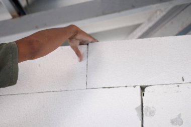 Gerçek inşaat işçisi örmek duvar kapalı