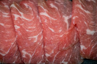 Izgara için taze dilimlenmiş sığır eti