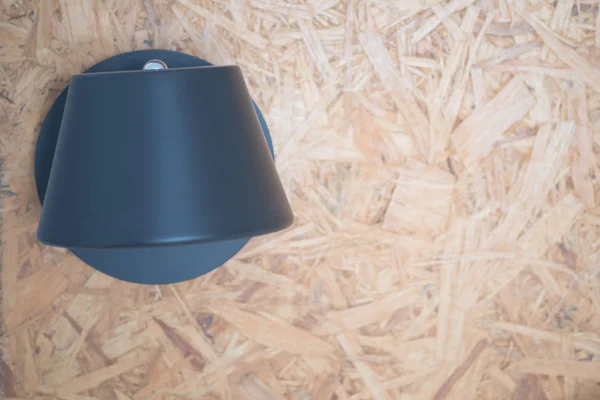 Lámpara negra en una pared de madera — Foto de Stock