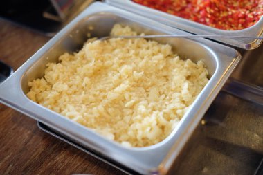 Gümüş alüminyum kasede dilimlenmiş sarımsak.