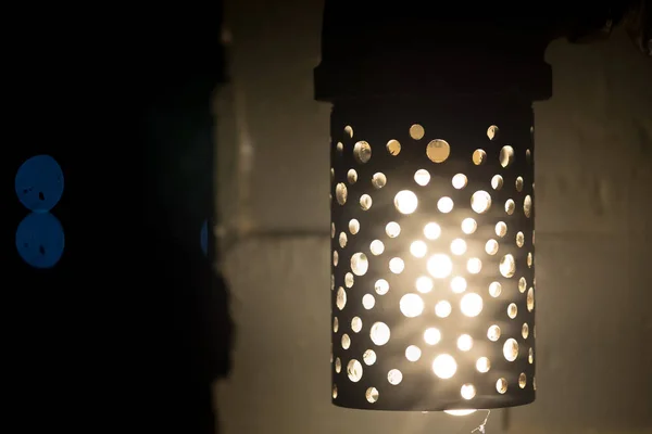 Linterna de estilo retro en la noche al aire libre . — Foto de Stock