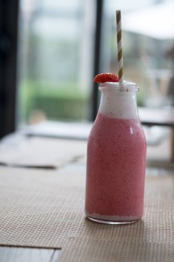 Cam kavanozda çilekli milkshake