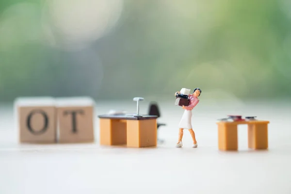 Imprenditrice in miniatura che lavora sodo negli straordinari al lavoro — Foto Stock
