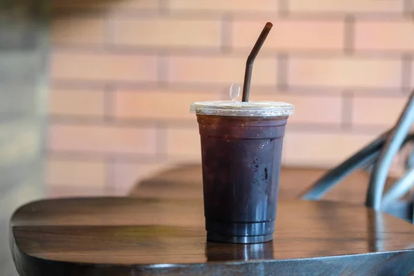 Long café noir avec glace sur table en bois — Photo